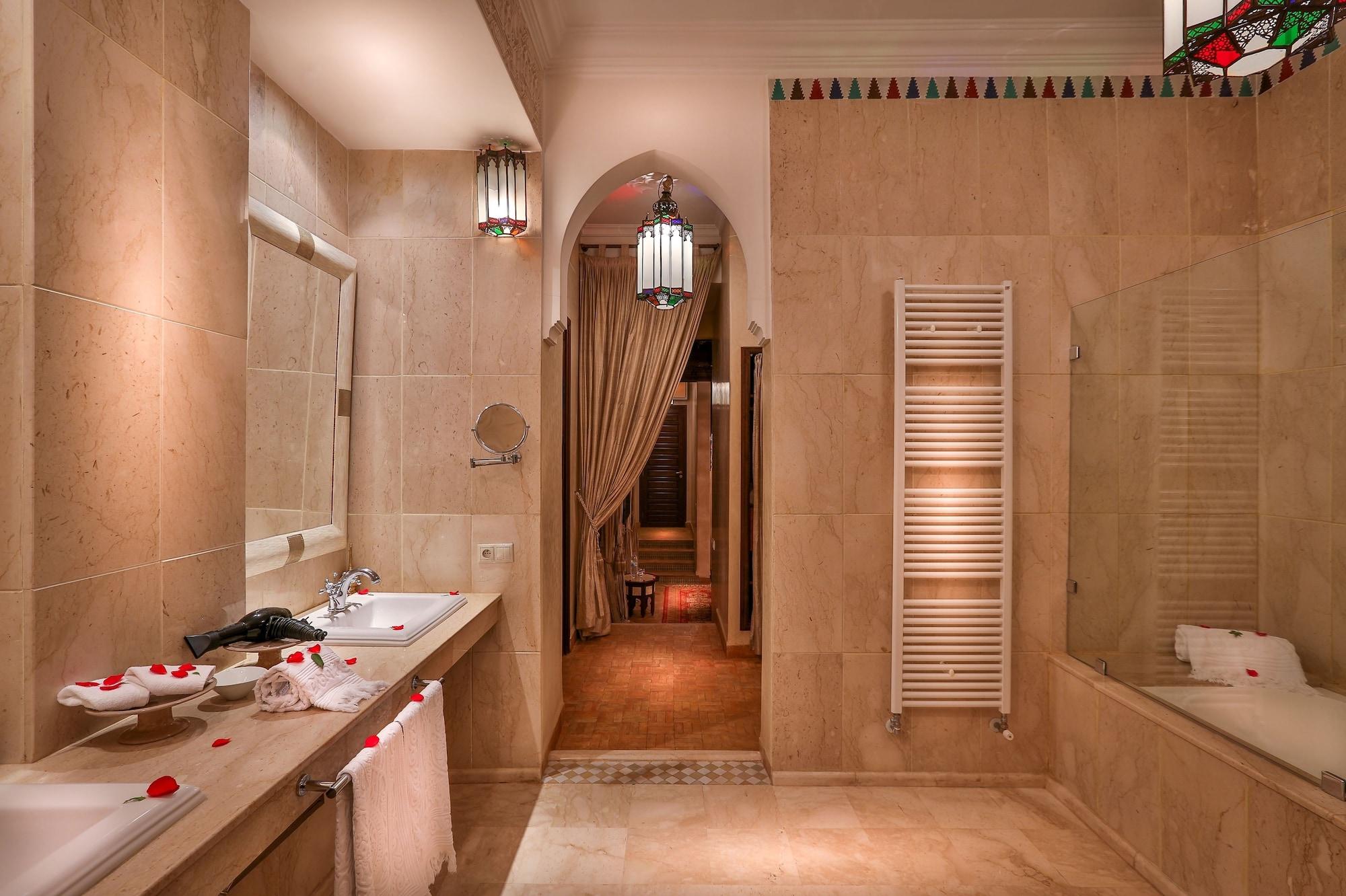 Riad Kniza Marrakesh Bagian luar foto Bathroom