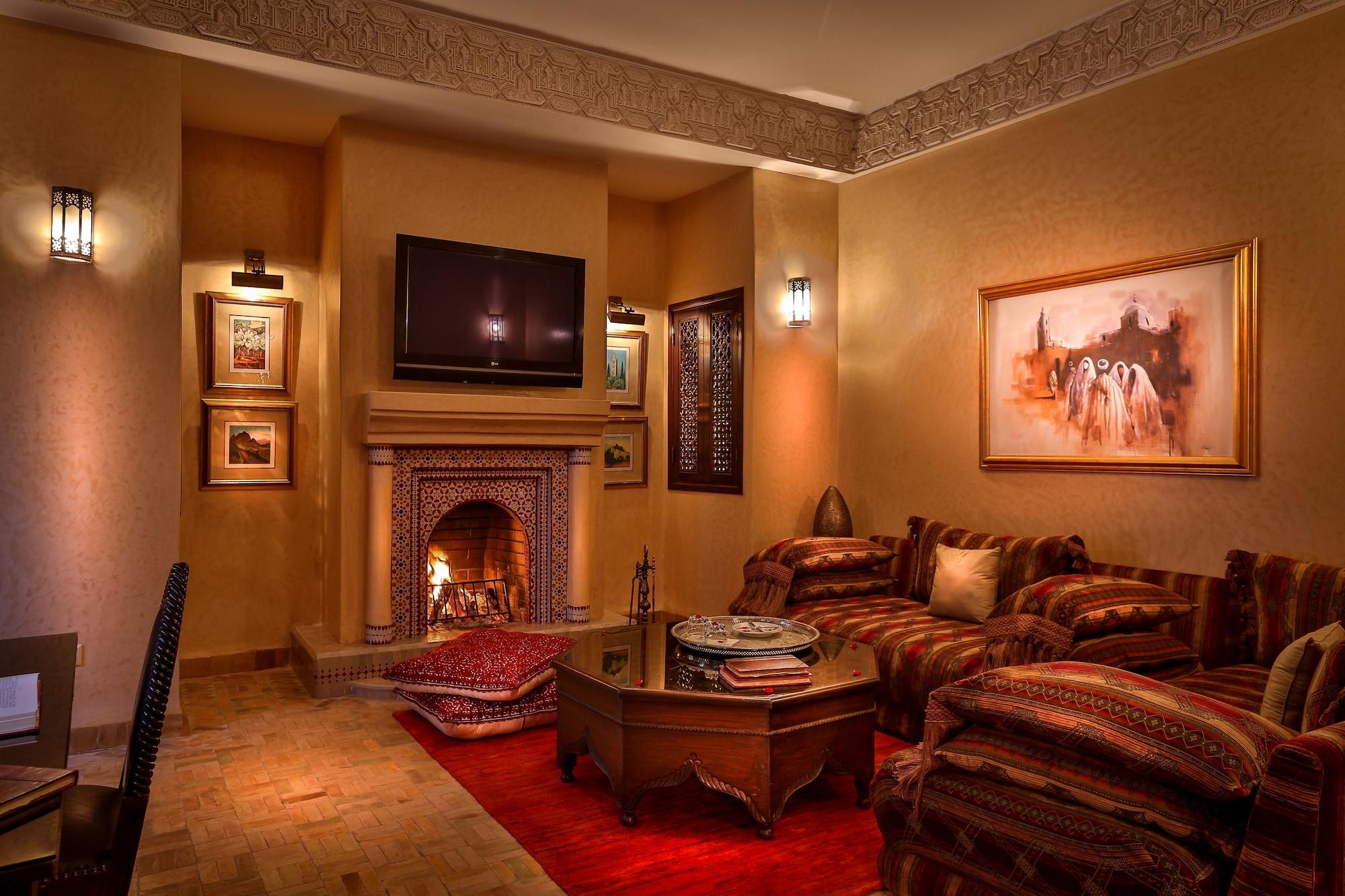 Riad Kniza Marrakesh Bagian luar foto A living room in a Moroccan hotel