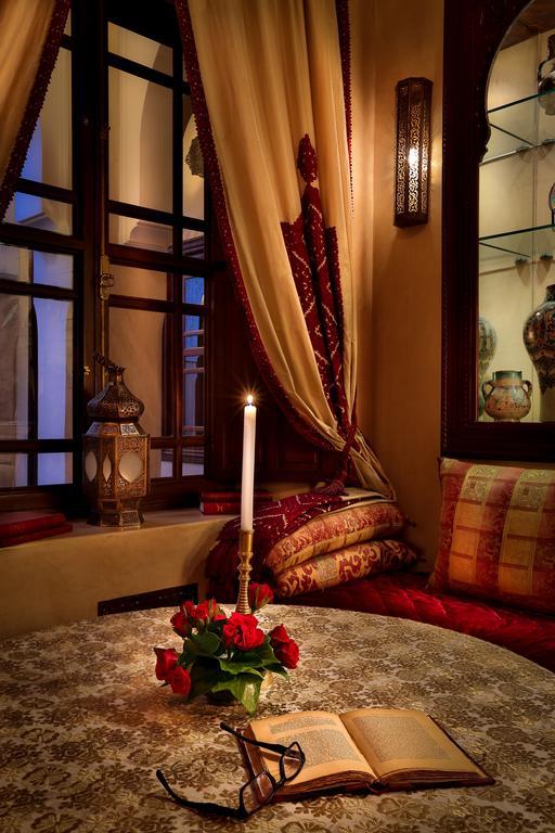 Riad Kniza Marrakesh Bagian luar foto A candle in a Moroccan house