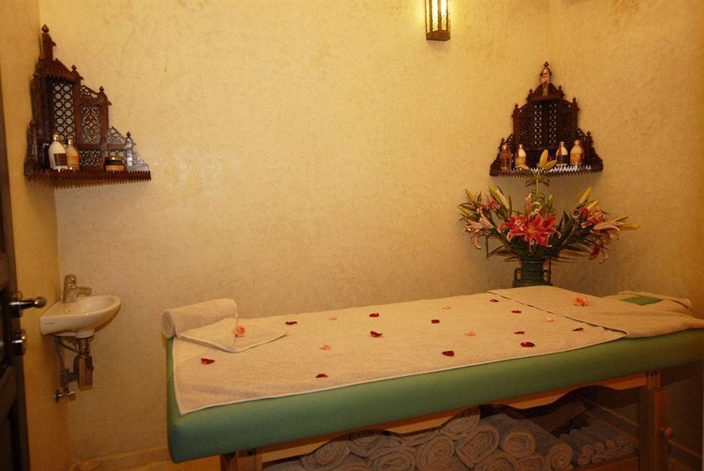 Riad Kniza Marrakesh Bagian luar foto A massage table