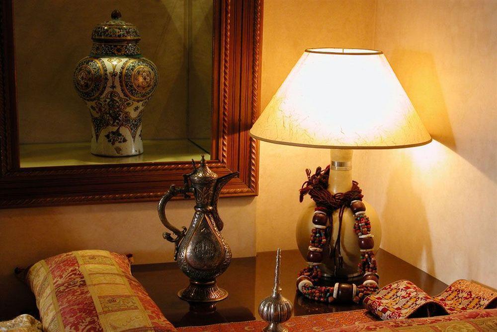 Riad Kniza Marrakesh Bagian luar foto A table lamp