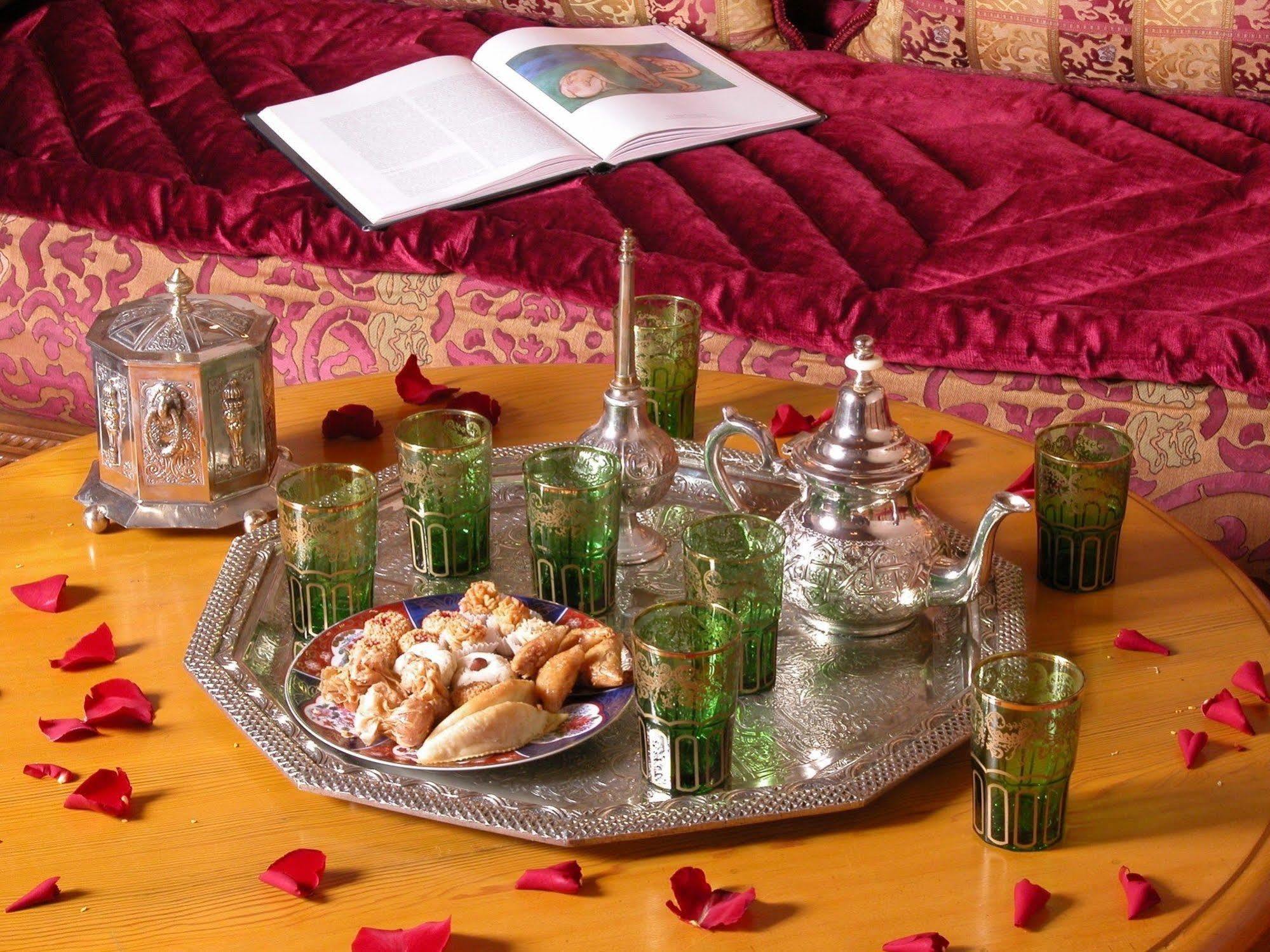 Riad Kniza Marrakesh Bagian luar foto Moroccan mint tea