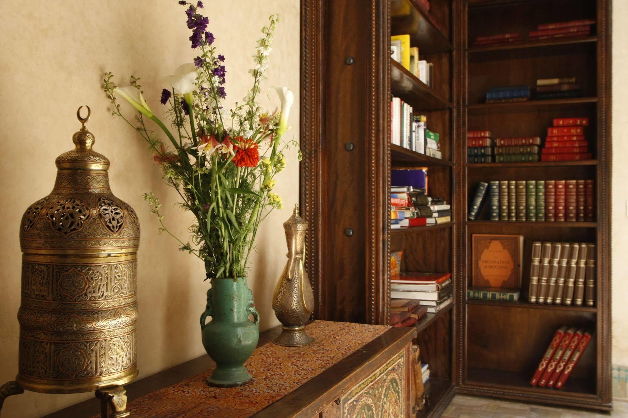 Riad Kniza Marrakesh Bagian luar foto Library