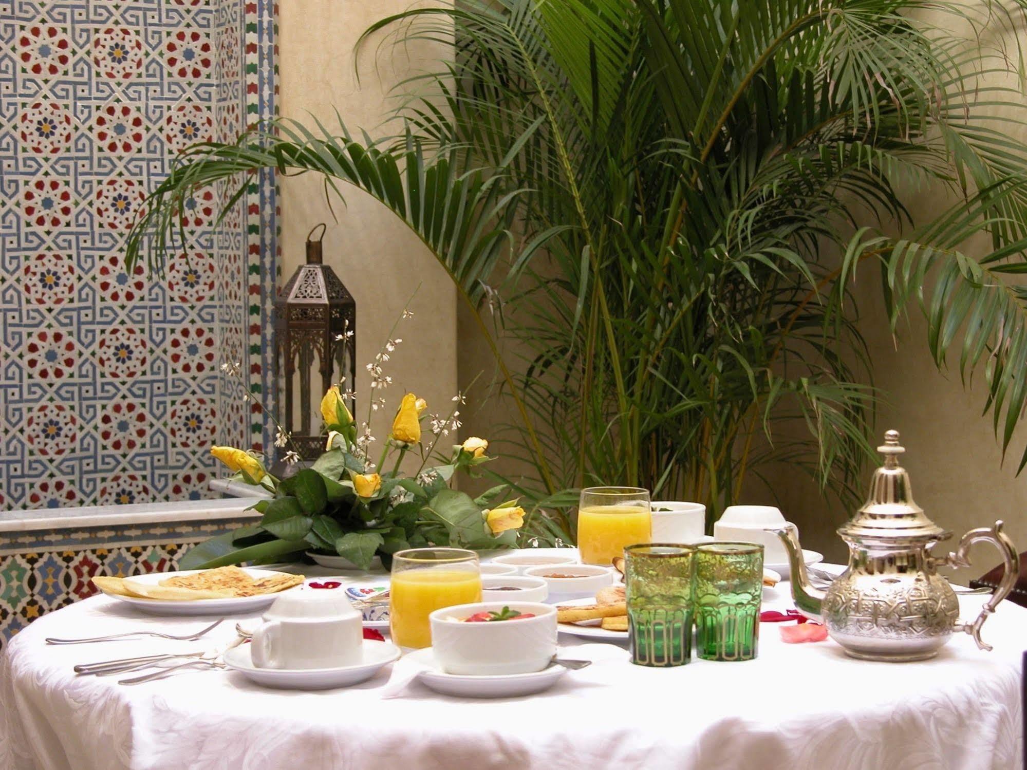Riad Kniza Marrakesh Bagian luar foto A Moroccan breakfast